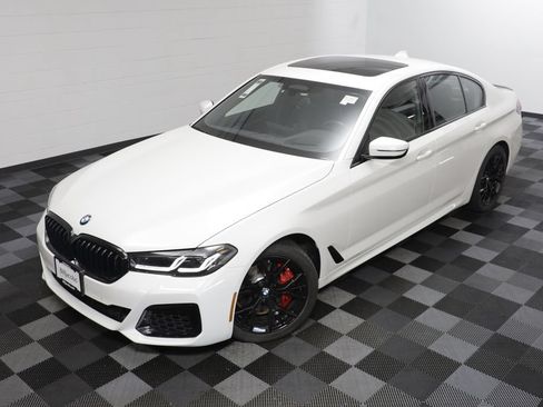 Used 2023 BMW 540i xDrive w/ M Sport Package AWD/4WD image 2