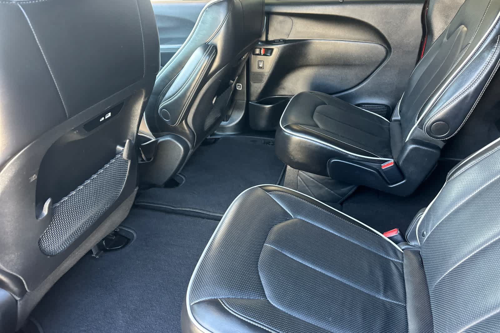 Used 2025 Chrysler Pacifica Limited FWD image 11