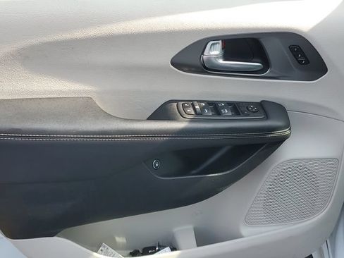 Used 2024 Chrysler Pacifica Limited FWD image 15