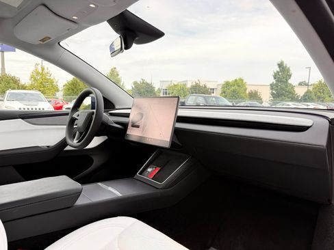 Used 2026 Tesla Model Y 2WD image 32