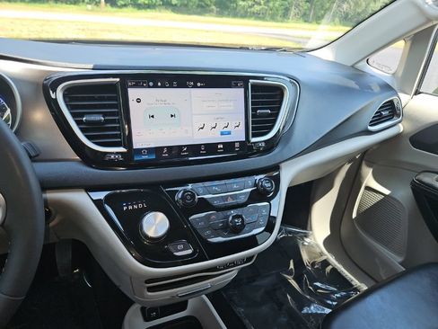 Used 2024 Chrysler Pacifica Touring-L FWD image 17