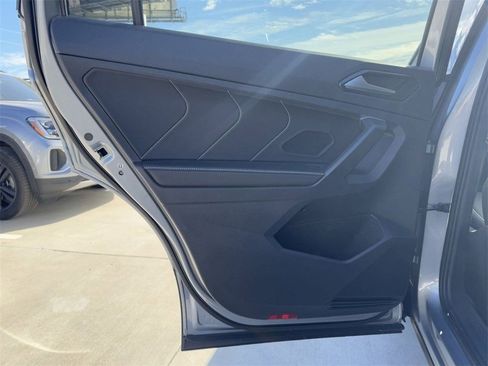 Used 2024 Volkswagen Tiguan SE image 23