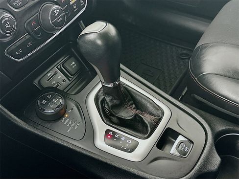 Used 2017 Jeep Cherokee Trailhawk w/ Comfort/Convenience Group image 16