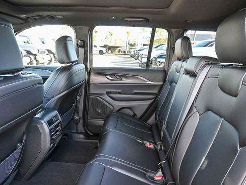 New 2025 Jeep Grand Cherokee Limited image 18