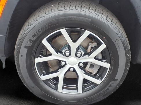 Used 2023 Jeep Grand Cherokee L Limited AWD/4WD image 9