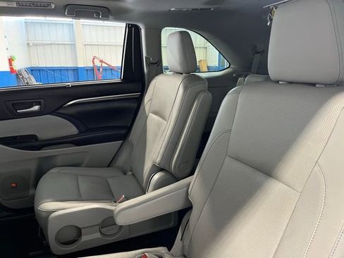 Used 2015 Toyota Highlander Limited Platinum AWD/4WD image 18