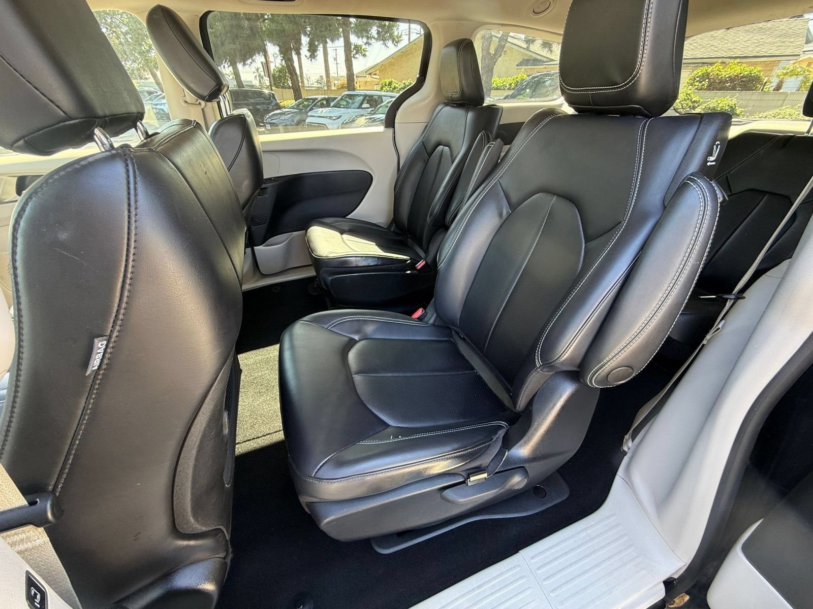 Used 2023 Chrysler Pacifica Touring-L FWD image 24