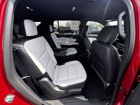 Used 2025 Chevrolet Traverse High Country FWD image 17