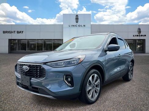 Used 2023 Ford Escape Platinum image 4