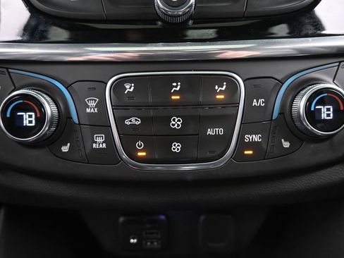 Used 2022 Chevrolet Traverse Premier image 22