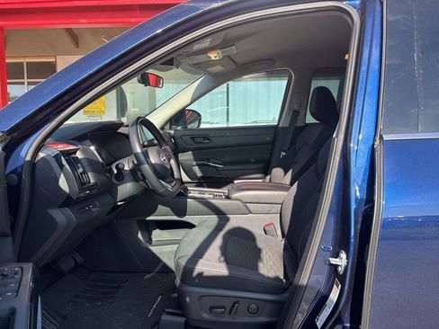 Used 2025 Nissan Pathfinder SV AWD/4WD image 10