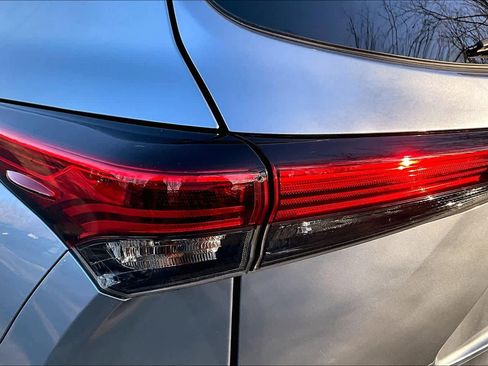 Used 2023 Toyota Highlander XLE image 27