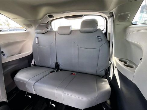 Used 2022 Toyota Sienna Limited image 16