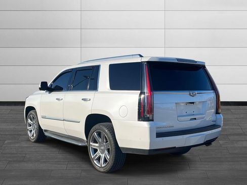Used 2017 Cadillac Escalade Luxury image 3
