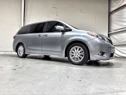 Used 2017 Toyota Sienna Limited FWD image 9
