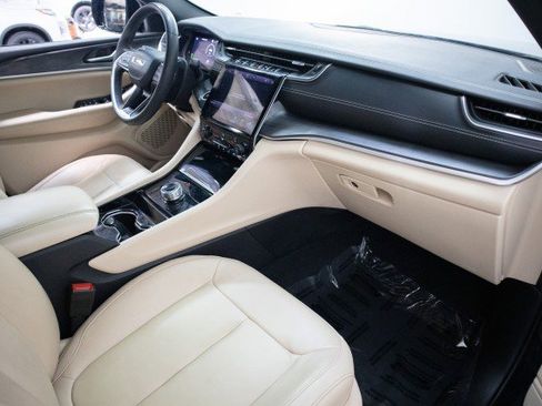 Used 2023 Jeep Grand Cherokee Limited image 28