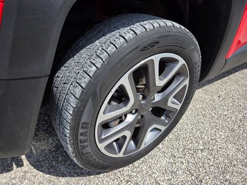 Used 2018 Jeep Renegade Latitude w/ Cold Weather Group AWD/4WD image 8