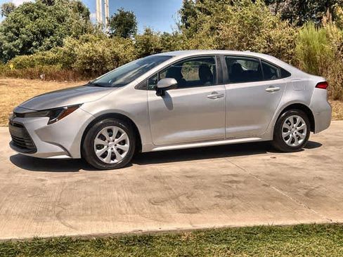 Used 2026 Toyota Corolla LE FWD image 4