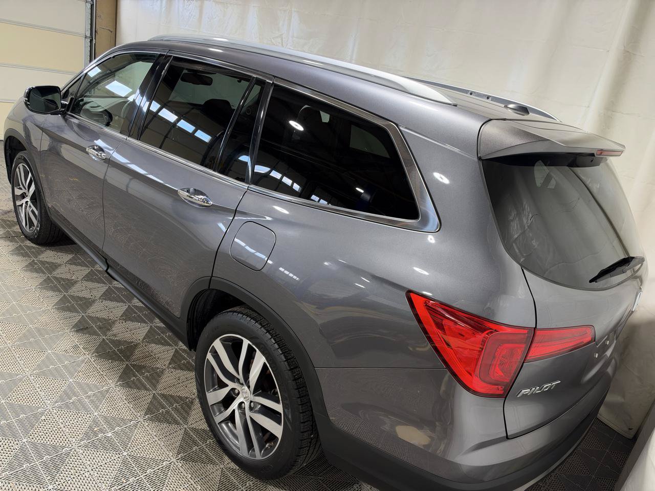 Used 2016 Honda Pilot Touring image 3