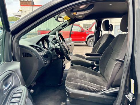 Used 2018 Dodge Grand Caravan SE FWD image 2