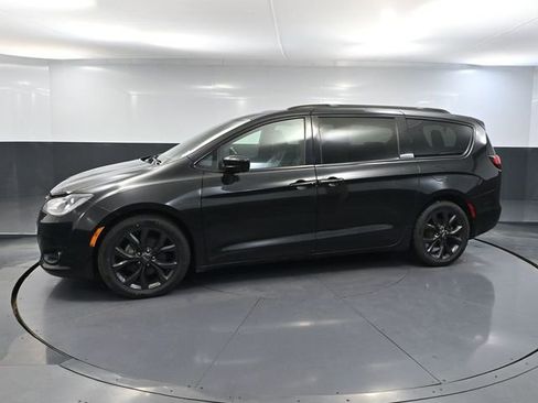 Used 2019 Chrysler Pacifica Touring-L Plus w/ Advanced Safetytec Group FWD image 11