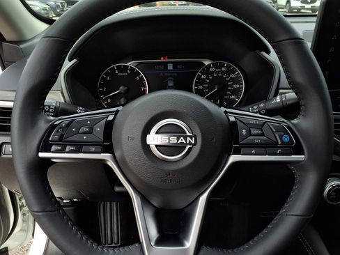 Used 2024 Nissan Altima 2.5 SV w/ SV Premium Package FWD image 11
