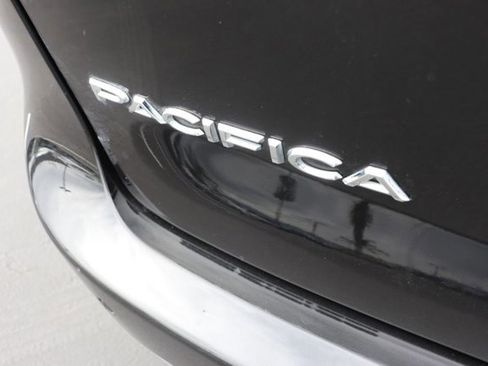 Used 2023 Chrysler Pacifica Touring-L FWD image 7