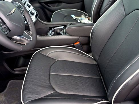 New 2026 Chrysler Pacifica Limited FWD image 10