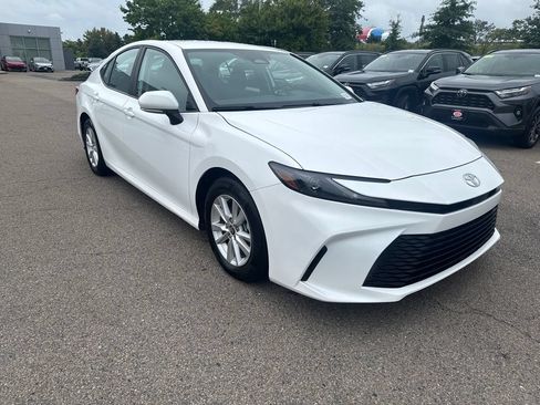 Used 2025 Toyota Camry LE FWD image 9