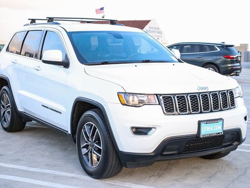 Used 2019 Jeep Grand Cherokee Laredo w/ Laredo X Package image 3