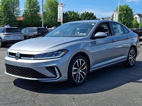 Certified 2025 Volkswagen Jetta SE FWD image 3