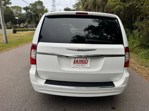 Used 2014 Chrysler Town & Country Touring image 8