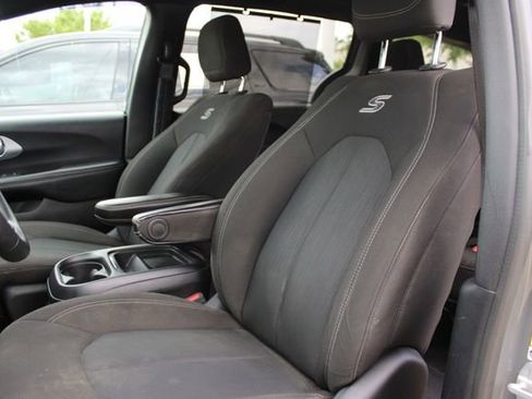 Used 2020 Chrysler Pacifica Touring w/ Advanced Safetytec Group FWD image 20