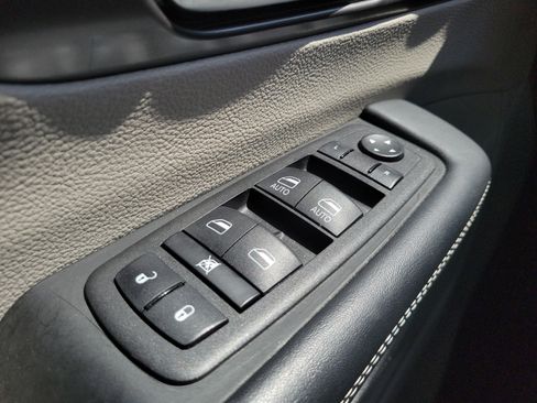 Used 2023 Chrysler Pacifica Touring-L image 22