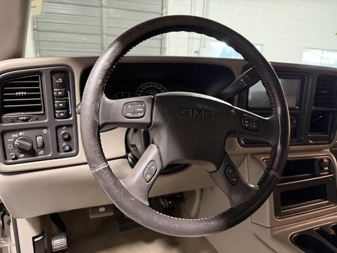 Used 2006 GMC Sierra 2500 SLT w/ Heavy-Duty Power Package AWD/4WD image 17