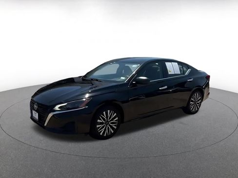 Used 2025 Nissan Altima 2.5 SV FWD image 7