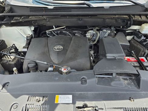 Used 2019 Toyota Highlander LE AWD/4WD image 12