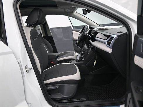 New 2025 Volkswagen Taos SE image 27