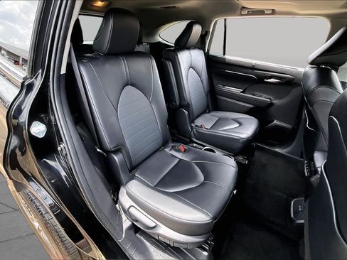 Used 2025 Toyota Highlander XLE FWD image 21