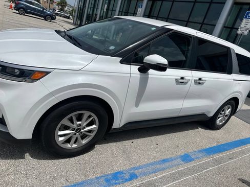 Certified 2024 Kia Carnival LX FWD image 3