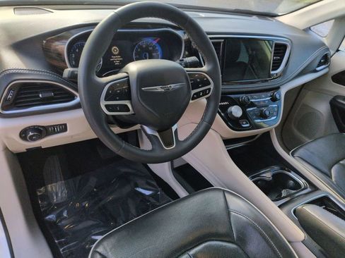 Used 2024 Chrysler Pacifica Limited image 11