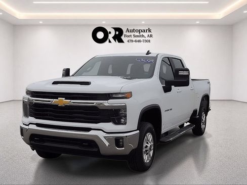 Used 2025 Chevrolet Silverado 2500 LT w/ Convenience Package AWD/4WD image 2