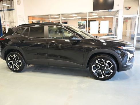 New 2026 Chevrolet Trax RS w/ Sunroof Package FWD image 4