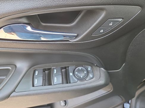 Used 2024 Chevrolet Equinox LT image 32