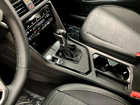 New 2026 Volkswagen Taos SE image 10