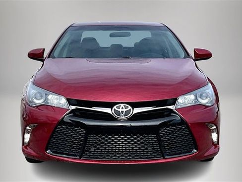 Used 2017 Toyota Camry SE image 3