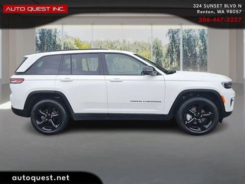 Used 2023 Jeep Grand Cherokee Limited w/ Luxury Tech Group II image 4