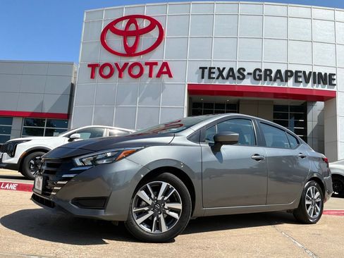Used 2025 Nissan Versa SV FWD image 2