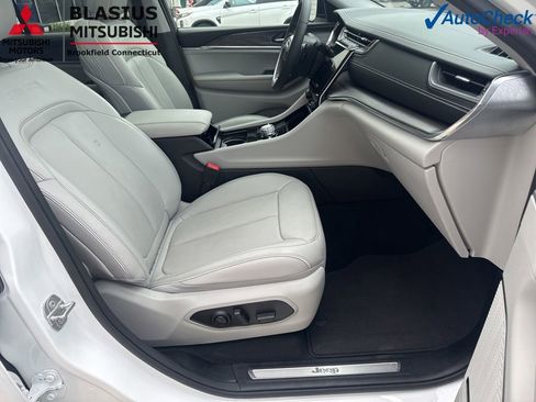 Used 2023 Jeep Grand Cherokee Overland AWD/4WD image 39