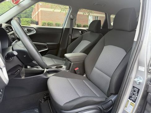 Used 2025 Kia Soul LX w/ LX Technology Package FWD image 11